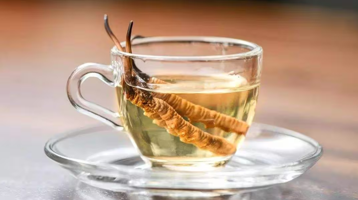 一杯蟲草水，健康新滋味：冬蟲夏草泡水喝的奇妙功效